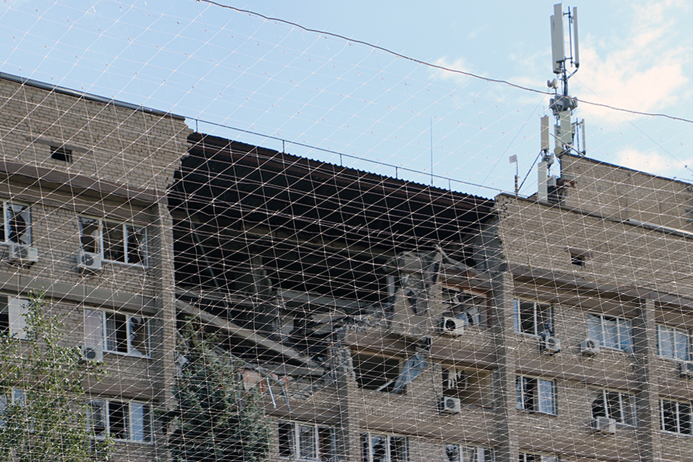 Le 2 septembre 2026, dans la rue Vasylia Stusa, en centre-ville de Kramatorsk, un immeuble endommagé par un bombardement. Photographie Thierry Birrer.
