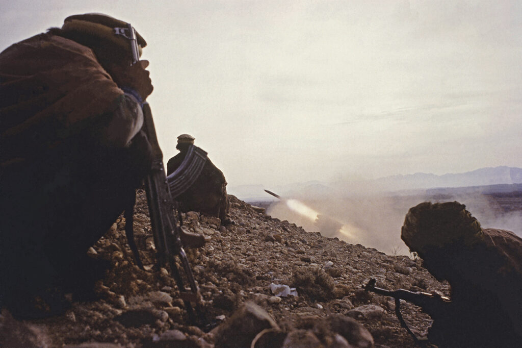 Afghanistant, février 1989 -Attaque d’un poste de l’armée soviétique à Jalalabad. Photographie Dominique Aubert