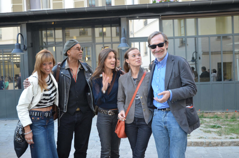 Les trois filles de Roger Thérond avec Stanley Greene et Jean-François Leroy au vernissage de Polka Magazine 13. Photographie © Geneviève Delalot pour www.a-l-oeil.infoLes trois filles de Roger Thérond avec Stanley Greene et Jean-François Leroy au vernissage de Polka Magazine 13. Photographie © Geneviève Delalot pour A l’oeil