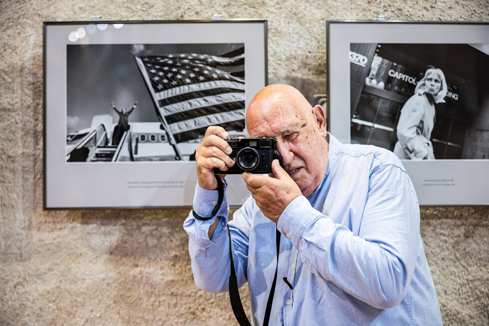 Raymond Depardon à son exposition à l’église des Dominicains. Photographie Jean-Christophe Milhet / Hans Lucas