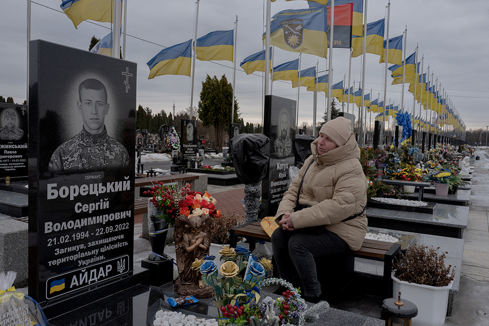 Natalia devant la tombe de son fils Serhiy, mort près de Bakhmout en septembre 2022. Photographie: Marion Péhée
