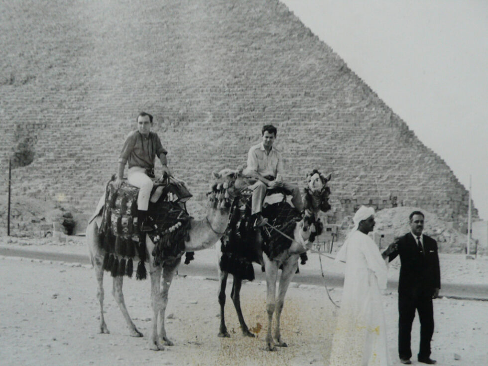 Au pied des pyramides de Gizeh au Caire avec Raymond Depardon.