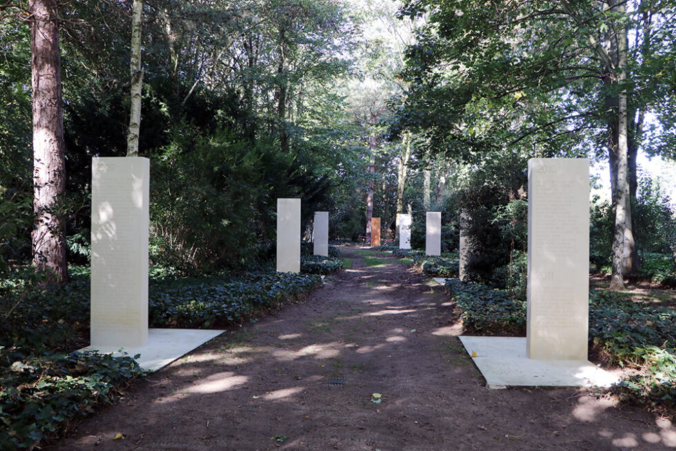 Vue partielle de la seconde allée du Mémorial de Bayeux. Photographie Thierry Birrer