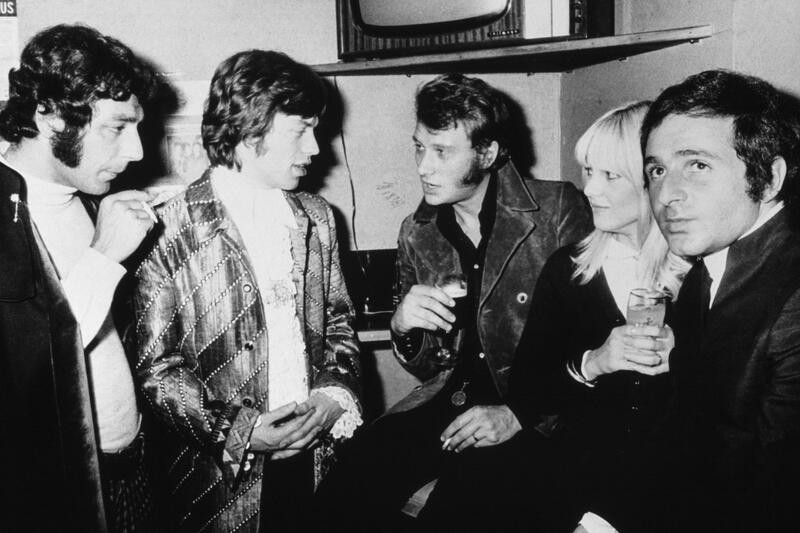 Johnny Hallyday en compagnie de Mick Jagger et Sylvie Vartan dans les loges de l'Olympia de Paris en Mars 1967 après le 1er concert des Rolling Stones