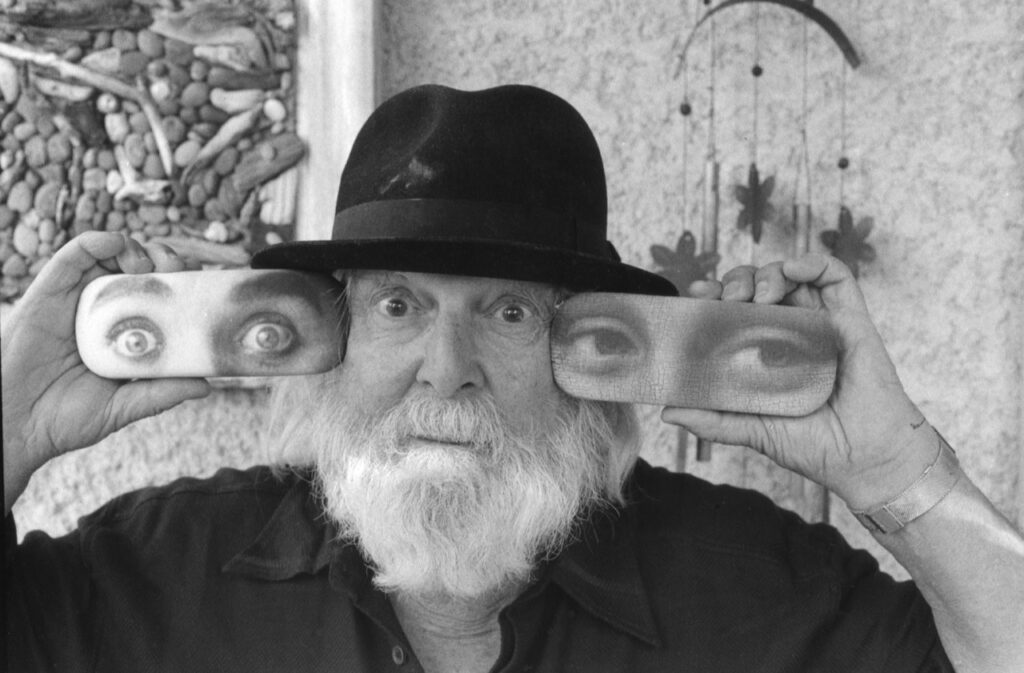 Autoportrait au Chapeau Noir. Jonchères, France. 2022Je fais partie de ceux qui n’aiment pas être pris en photo. À vrai dire, le fait d’être photographié m’indiffère à la condition de ne pas en voir le résultat. Cela doit être le reste d’un complexe d’adolescent quand je fuyais les miroirs. Alors suis-je masochiste en faisant maintenant des autoportraits ? Eh bien, non ! Car être photographié par les autres ou se photographier soi-même n’a rien de similaire. Dans le denier cas, on contrôle son image. Et mon image, en vieillissant, j’ai fini par l’aimer, cette allure d’auguste vieillard à la barbe blanche et aux rides soi-disant pleines de dignité et de sagesse. Un trompe-l’œil bien sûr. S’il y a un message dans cet autoportrait c’est que le photographe se doit de posséder beaucoup plus que ses deux yeux (et donc encore plus que le fameux troisième œil de la clairvoyance.) Avoir des yeux supplémentaires, cultiver un regard à soi, voir ce que les autres ne voient pas. S’efforcer en tout cas de le faire, même si on n’y réussit pas toujours.<br>Texte et photographie François Le Diascorn