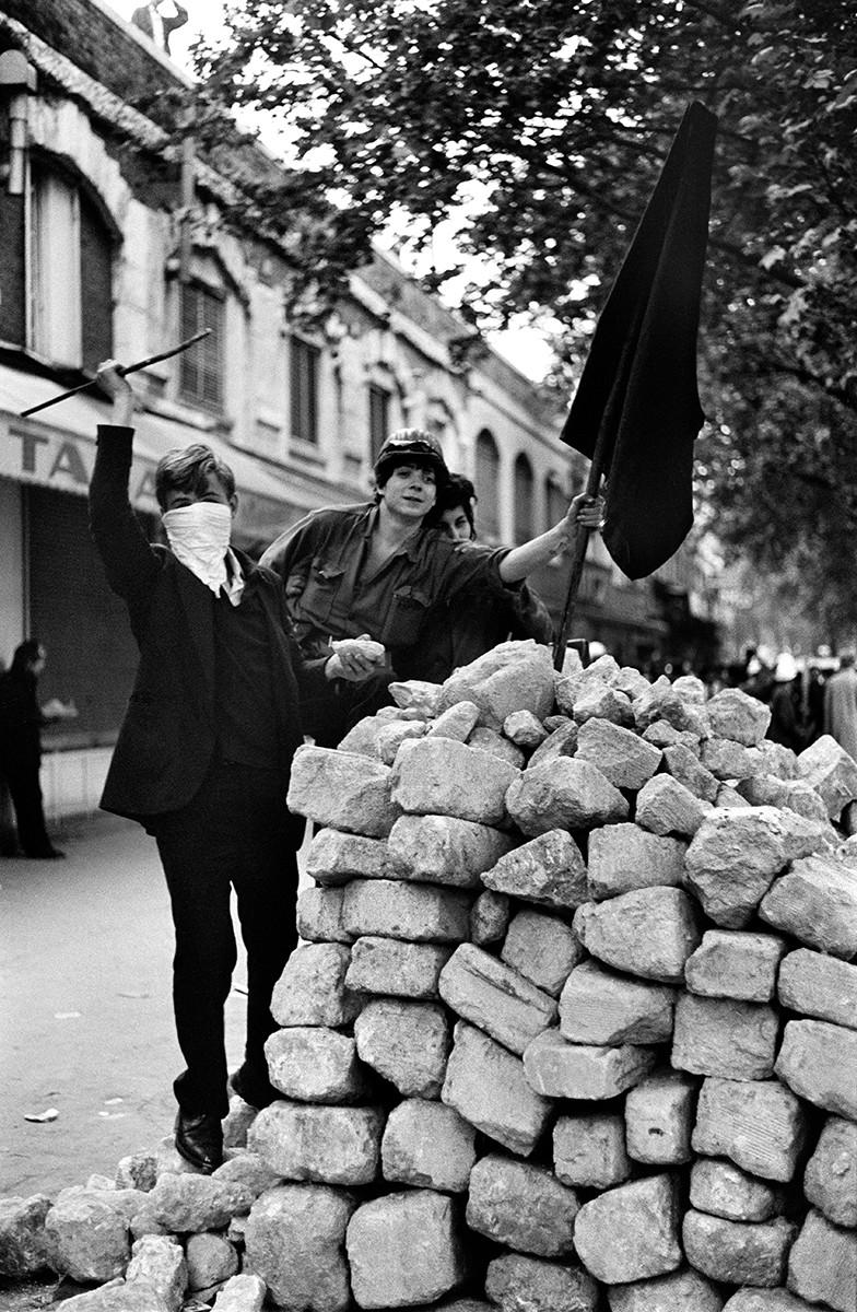 Les événements de mai 1968. Barricade rue de Lyon. Paris (11e arr.), mai 1968 - Photographie Jean Marquis / Roger Viollet