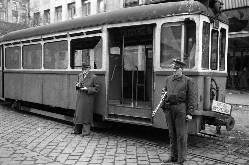 Hongrie, Budapest 1956 - Le 23 octobre, une manifestation étudiante à Budapest a dégénéré ; les étudiants ont demandé la reconduite d’Imre Nagy comme Premier ministre. La police secrète (AVO) n’a pas pu gérer la situation ; L’armée a pris le parti des manifestants. Combattants de la liberté devant le bâtiment de la police politique. Photographie Les Reporters Associés / Gamma-Rapho