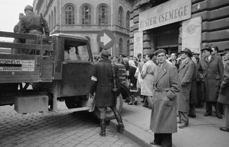 Hongrie, Budapest 1956 - Insurgés devant le siège de la police - Photographie Les Reporters Associés / Gamma-Rapho