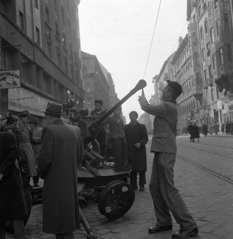 Hongrie, Budapest 1956 6Passants près d'un canon militaire lors de l'insurrection - Photographie Les Reporters Associés / Gamma-Rapho