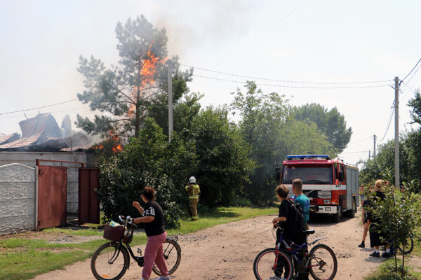 A Iliaronove (oblast de Dnipropetrovsk) le 11 août en fin de matinée, des habitants du village regardent l'intervention des pompiers après une frappe de drone sur une maison du village. © Thierry Birrer